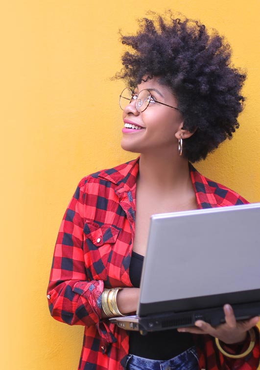 Image de fond présentant une jeune femme tenant un ordinateur portable